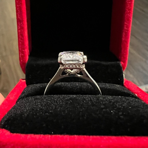 4 Carat Radiant Cut Moissanite Engagement Ring for Women. Ring Size:5.5 - Picture 3 of 8